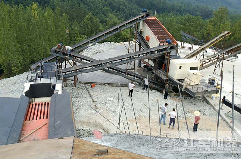 南陽(yáng)客戶流動(dòng)山石破碎車(chē)生產(chǎn)現(xiàn)場(chǎng)